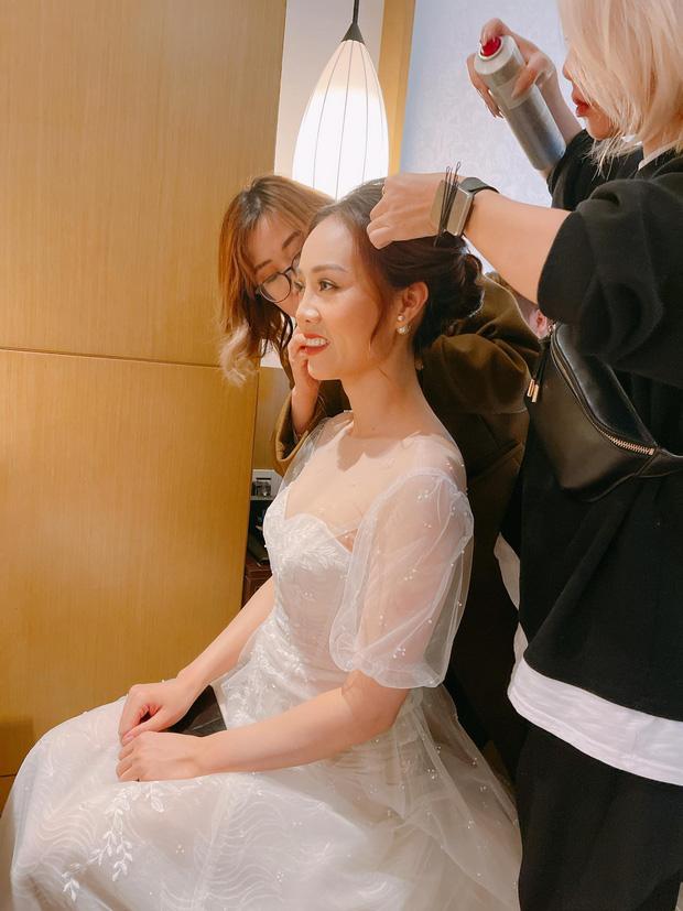 NSND Công Lý ngượng ngùng hôn cô dâu kém 15 tuổi trên lễ đường-1