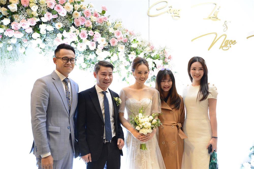 NSND Công Lý ngượng ngùng hôn cô dâu kém 15 tuổi trên lễ đường-3