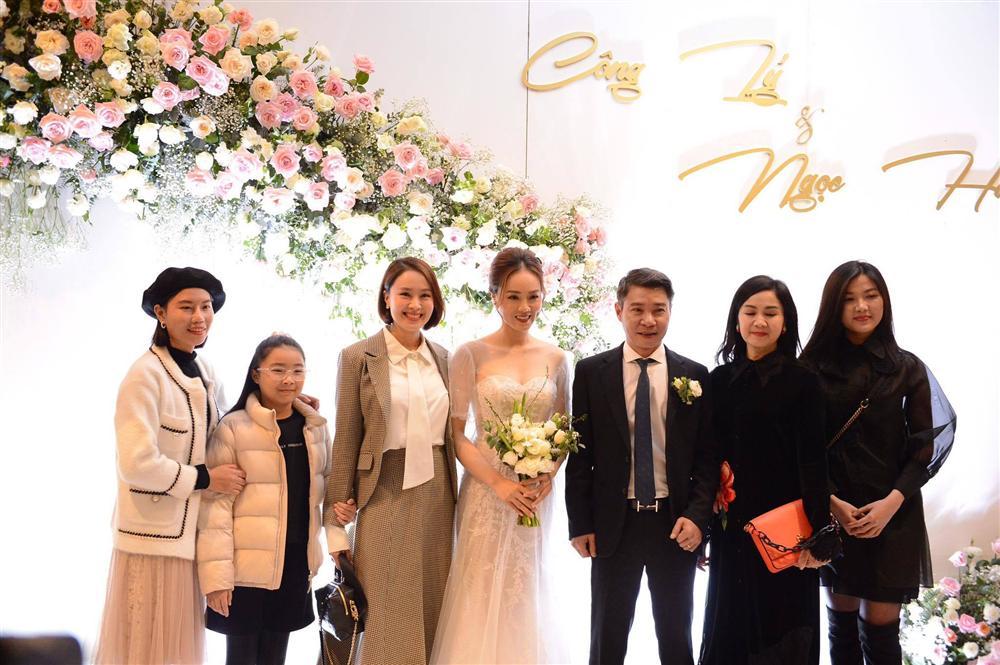 NSND Công Lý ngượng ngùng hôn cô dâu kém 15 tuổi trên lễ đường-4