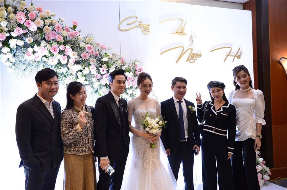 NSND Công Lý ngượng ngùng hôn cô dâu kém 15 tuổi trên lễ đường-5