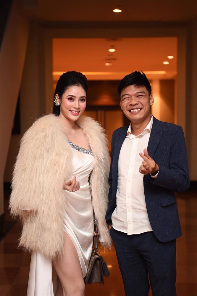 NSND Công Lý ngượng ngùng hôn cô dâu kém 15 tuổi trên lễ đường-8