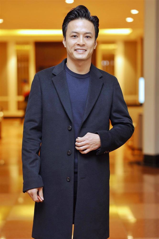 NSND Công Lý ngượng ngùng hôn cô dâu kém 15 tuổi trên lễ đường-10