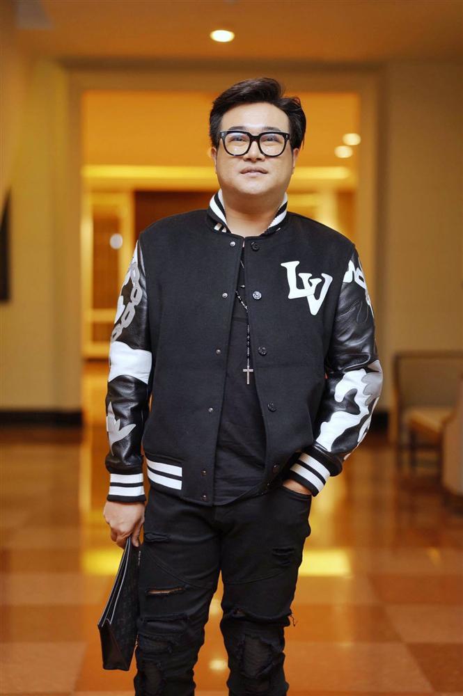 NSND Công Lý ngượng ngùng hôn cô dâu kém 15 tuổi trên lễ đường-11