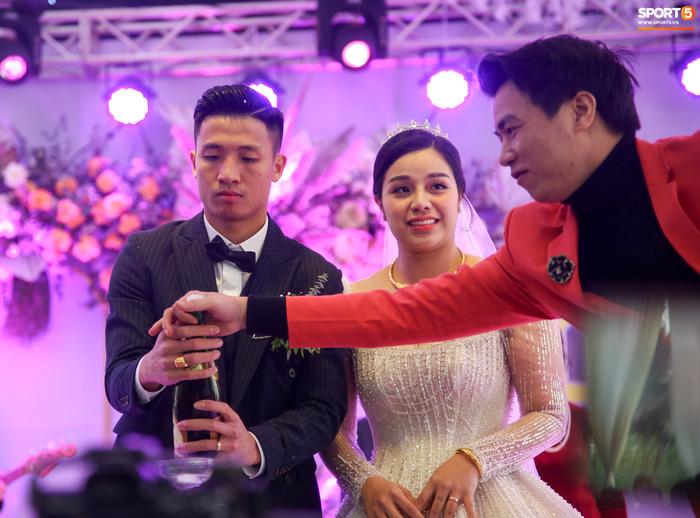 Bùi Tiến Dũng gặp sự cố muối mặt ở đám cưới, Khánh Linh đứng cạnh phải bật cười-3