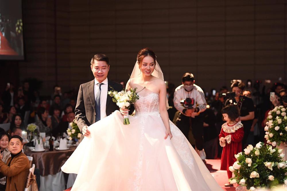 NSND Công Lý ngượng ngùng hôn cô dâu kém 15 tuổi trên lễ đường-14