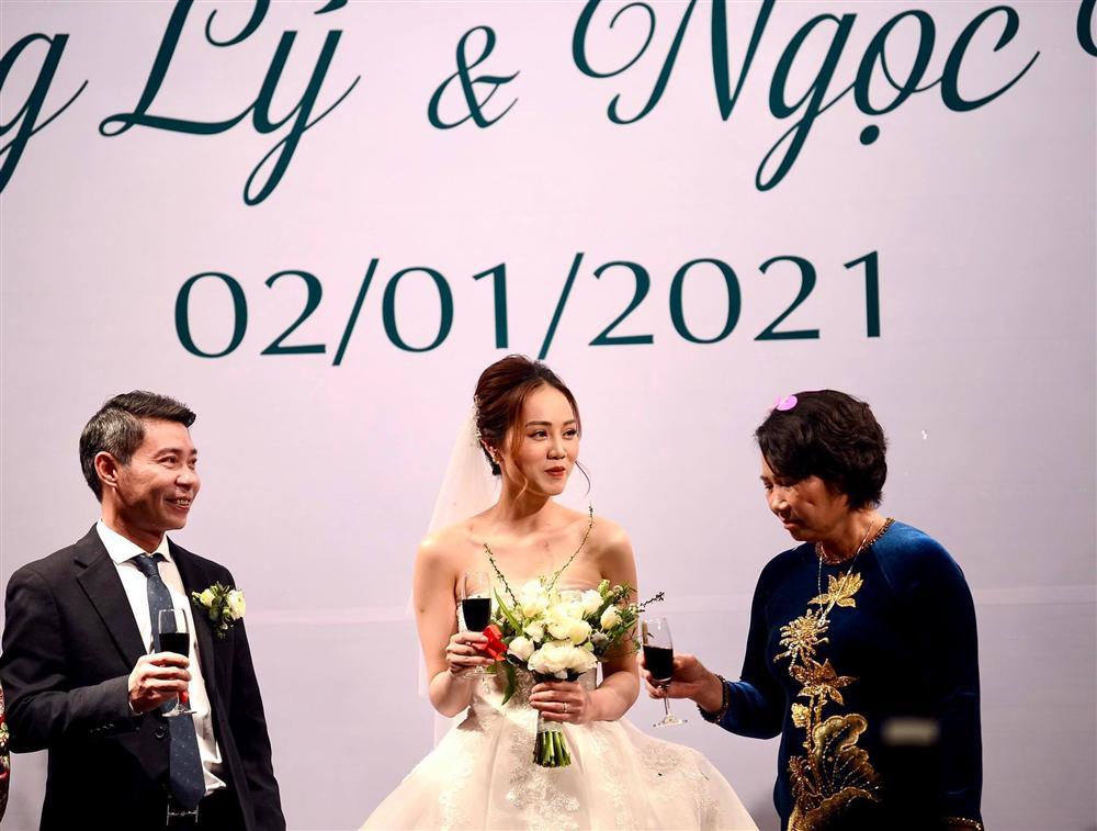 NSND Công Lý ngượng ngùng hôn cô dâu kém 15 tuổi trên lễ đường-17