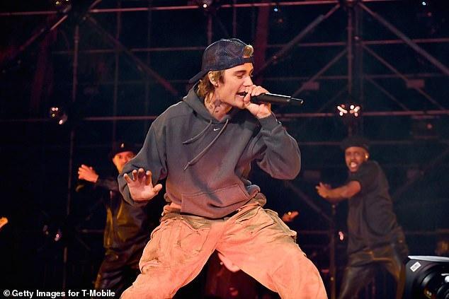 Justin Bieber quên lời ca khúc khi biểu diễn-1