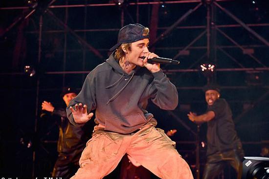 Justin Bieber quên lời ca khúc khi biểu diễn