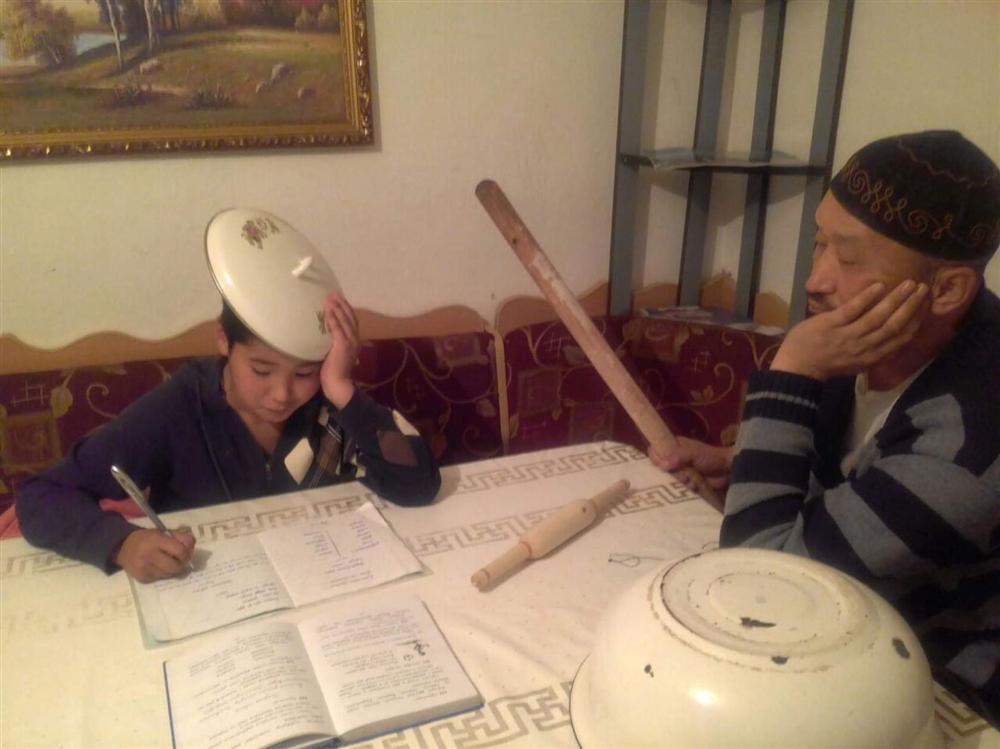 Cười bò với cách dạy con học bài của cha mẹ, nhiều lúc chỉ muốn tăng xông-4