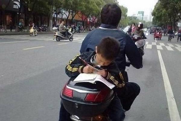 Quá bất lực khi dạy con học, mẹ nhờ bố ai dè nhập viện cấp cứu luôn-3