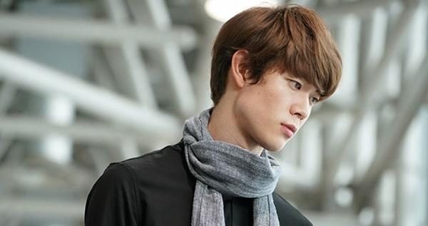 Cho rằng vợ ở nhà với mẹ chồng sướng như tiên, chồng hết hồn nhìn tay vợ sau khi đi công tác về-1