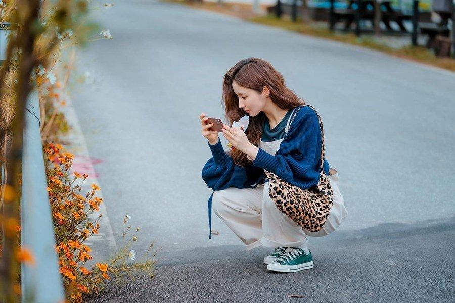 Mỹ nhân "Gia đình là số 1" diện trang phục giản dị, trẻ trung nhân ngày đầu năm. Cô diện quần yếm với giày converse thấp cổ, điểm nhấn chính là chiếc túi họa tiết da báo.