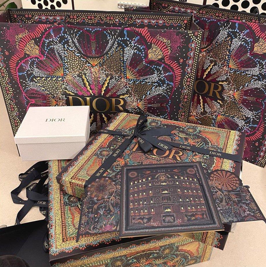 Khác với những ngôi sao khác, Suzy khoe món quà là túi xách đến từ thương hiệu Dior nhân dịp Giáng Sinh và năm mới.