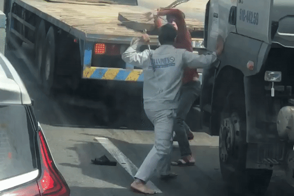 Chiếc xe không người lái trôi tự do, đoạt mạng tài xế đang kích đề dưới gầm xe-1