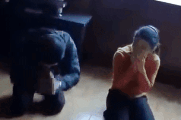 Pha bắt ghen cực hài: Vợ xác nhận 'mây mưa' ở nghĩa địa, bồ quỳ lạy xin tha