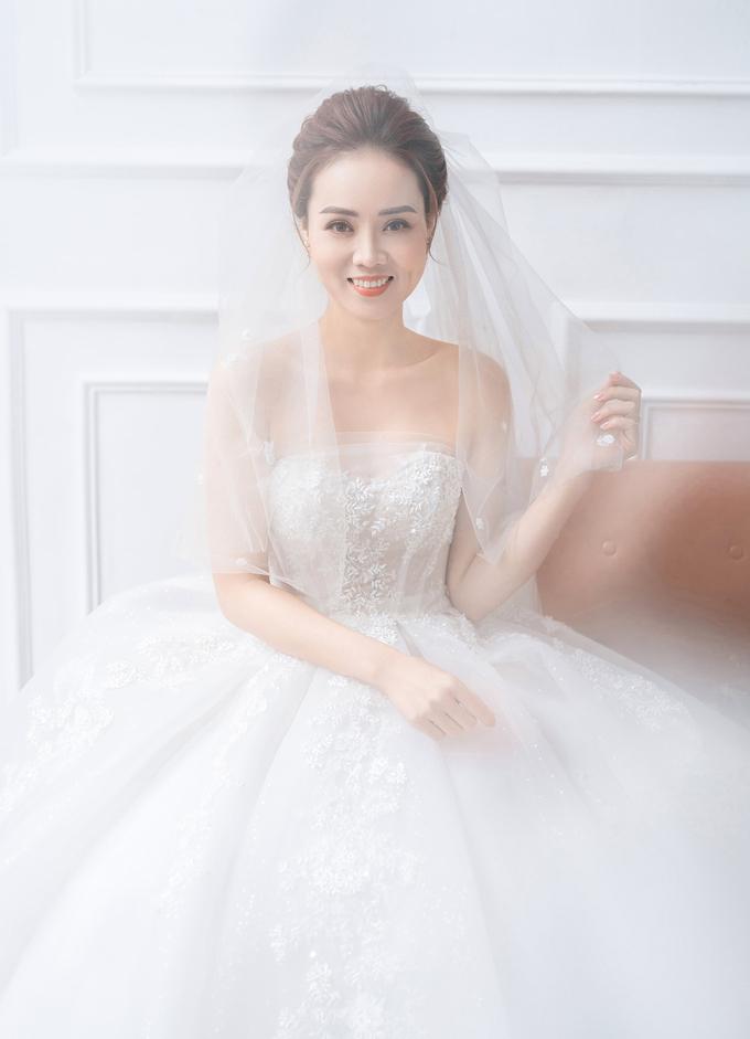 Bà xã Công Lý thay liền 3 bộ váy cưới mềm mại như sương mai trong đám cưới-4