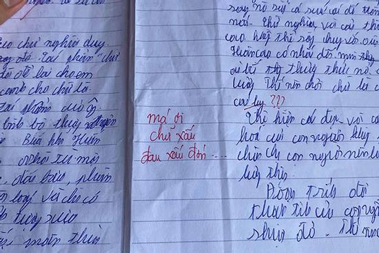 Chấm thi gặp trò chữ xấu như gà bới, cô giáo thốt một câu làm ai cũng bật cười