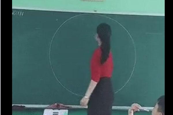 Netizen quốc tế phát sốt cảnh giáo viên Việt Nam vẽ đường tròn bằng tay không, lượt like, share tăng chóng mặt-1