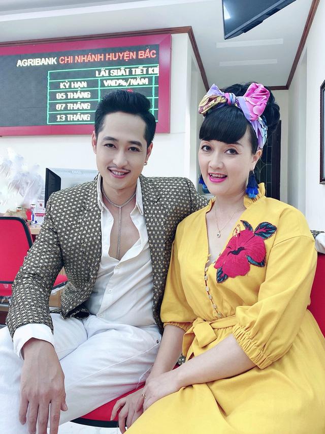 Nhức mắt trước tạo hình màu mè của Việt Anh và Vân Dung trong Hướng dương ngược nắng-8