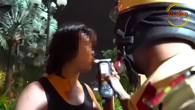 Vợ cũ lấy chồng, thanh niên chán sống uống rượu 3 ngày liền rồi... lao xe vào CSGT-1