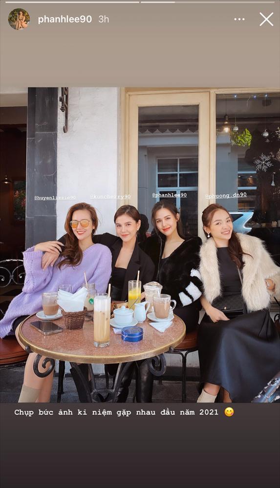 Hội quý cô 30 tuổi tụ họp đầu năm mới, toàn phu nhân tổng tài bảo sao đẹp thế-1