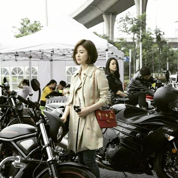 Soi chiếc túi Son Ye Jin cầm đi hẹn hò với Hyun Bin: Hóa ra cũng là tín đồ thích hàng độc giống Song Hye Kyo-5