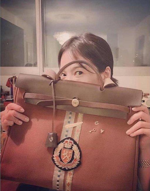 Soi chiếc túi Son Ye Jin cầm đi hẹn hò với Hyun Bin: Hóa ra cũng là tín đồ thích hàng độc giống Song Hye Kyo-6