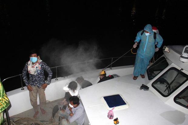 Chi 350 USD cho đối tượng ở Campuchia để được về Việt Nam bằng đường biển-1