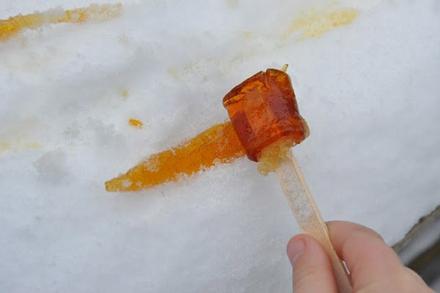 Cách người Canada tạo ra kẹo mút trên tuyết lạnh