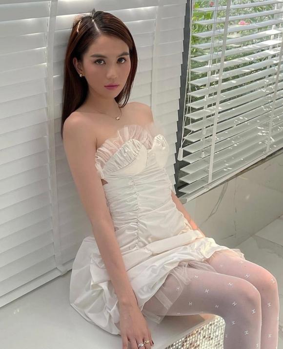 Chẳng cần bikini, Ngọc Trinh vẫn gợi cảm trong nhà tắm tại gia-3