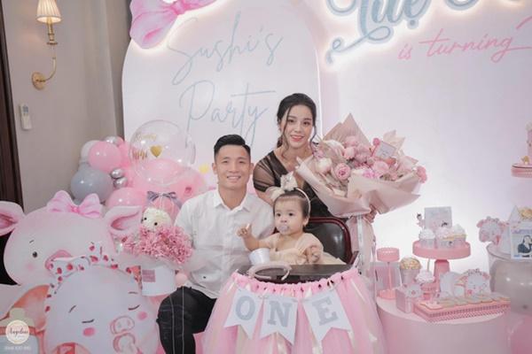 Bùi Tiến Dũng - Khánh Linh khóa môi, con gái 1 tuổi hờn dỗi quá đáng yêu-6