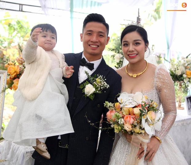 Bùi Tiến Dũng - Khánh Linh khóa môi, con gái 1 tuổi hờn dỗi quá đáng yêu-1