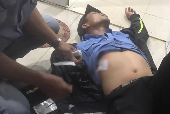 Bị nhắc đi sai làn, tài xế xe máy đâm nhân viên trạm thu phí