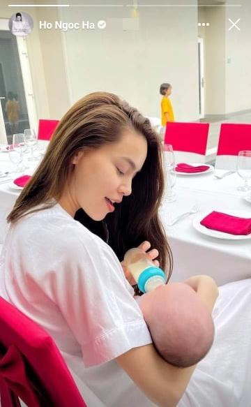 Hồ Ngọc Hà gây sốt với khoảnh khắc vừa ăn tiệc vừa cho con bú-1