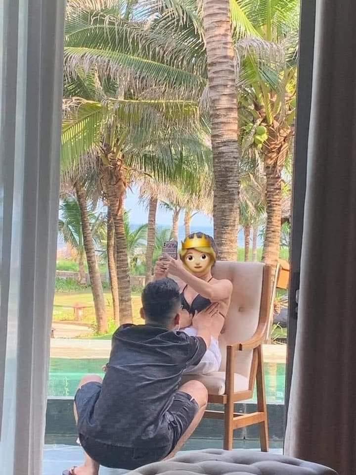 Anh chồng tâm lý nhất MXH: Dùng tay nâng ngực giúp vợ chụp ảnh tự sướng-1