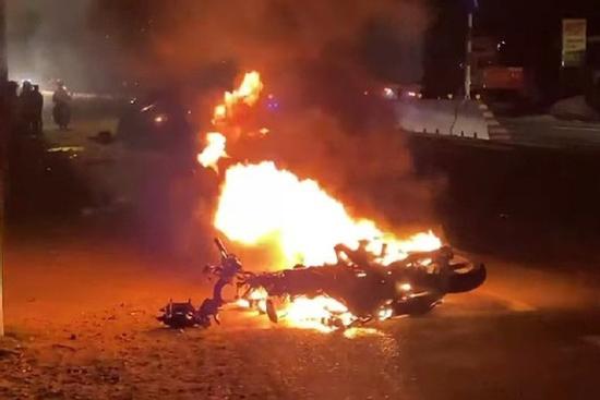 Tai nạn kinh hoàng trên quốc lộ: Xe máy bốc cháy dữ dội, nạn nhân đứt lìa 2 chân