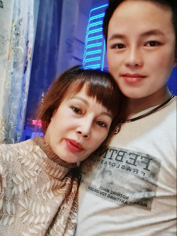 4 cặp bà - cháu đạp lên dư luận sống hạnh phúc: Riêng Việt Nam có 2 đôi-1