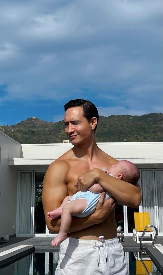 Hồ Ngọc Hà gây sốt với khoảnh khắc vừa ăn tiệc vừa cho con bú-4