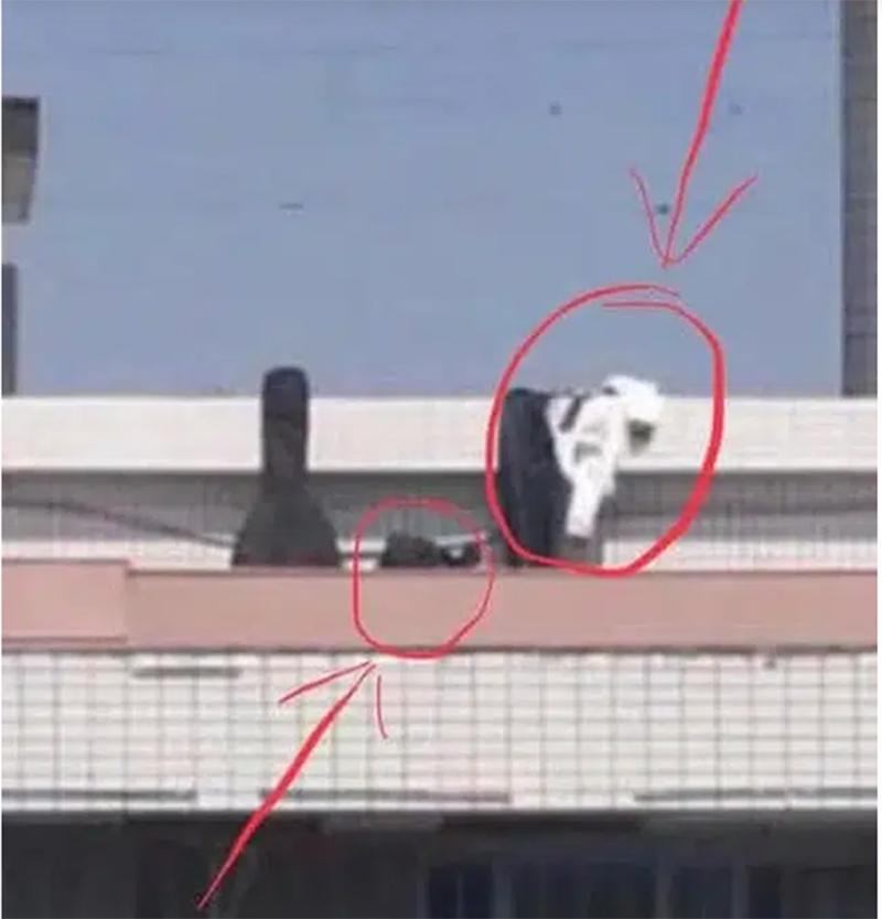 Đang đàn hát, cặp đôi bất ngờ lột đồ diễn cảnh 18+ trên sân thượng-3