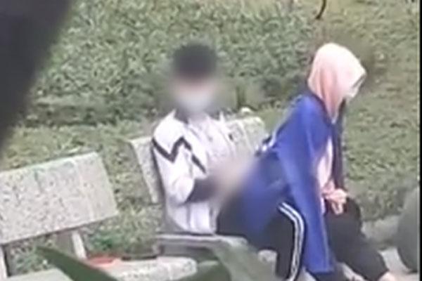 Đang đàn hát, cặp đôi bất ngờ lột đồ diễn cảnh 18+ trên sân thượng-4