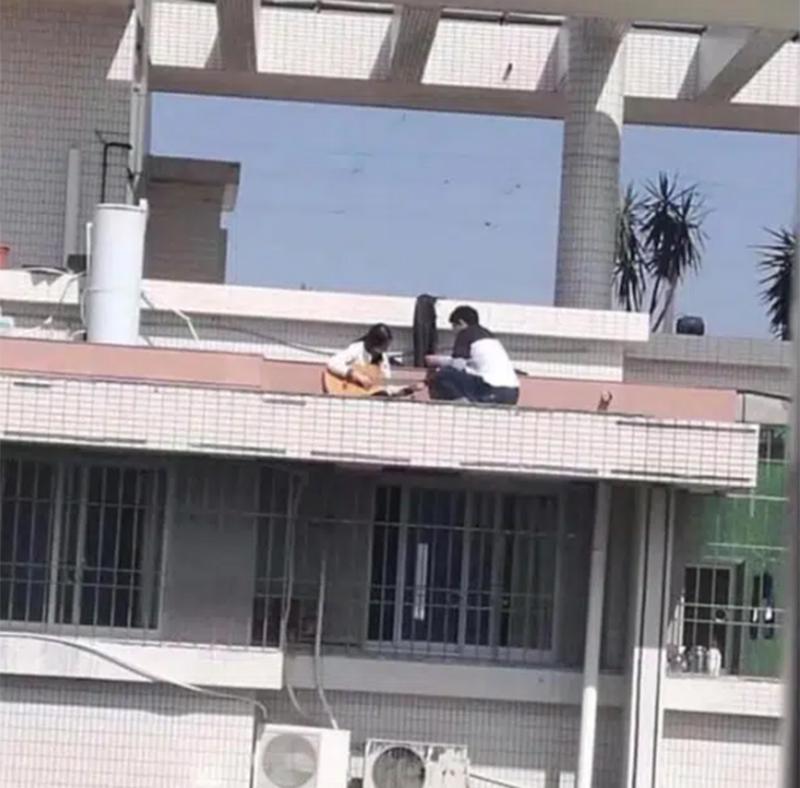 Đang đàn hát, cặp đôi bất ngờ lột đồ diễn cảnh 18+ trên sân thượng-1