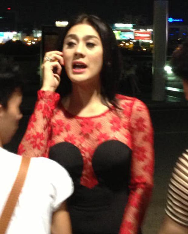 Vợ Justin Bieber diện đầm khoét ngực hiểm hóc na ná váy cực phèn của Lâm Khánh Chi-2