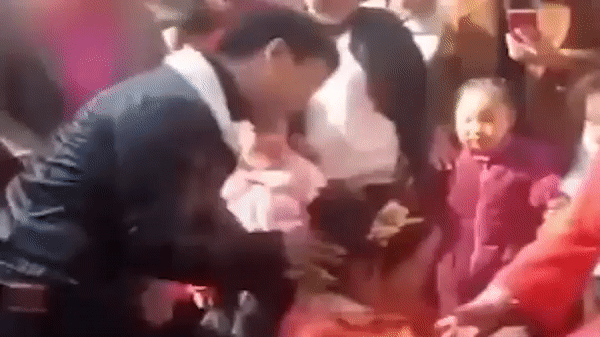 Bị dúi đầu lạy bố mẹ chồng, cô dâu vùng dậy bật lại làm quan khách đứng hình-1