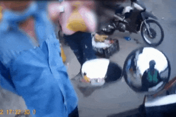 Clip: Ô tô đâm bay xe máy, húc đổ tường sau khi bị xe ben tông nát đuôi-2