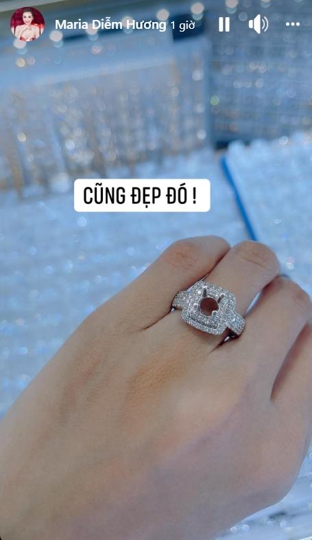 Hoa hậu Diễm Hương lại khoe nhẫn to đùng ngón áp út lần thứ 3-1