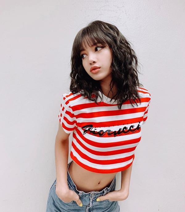 Hiểu rõ ưu điểm vóc dáng mảnh mai với vòng eo 0% mỡ thừa, Lisa thường diện áo crop top để tôn được lợi thế hình thể.