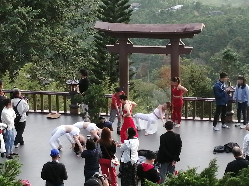 Female tourist wears ao dai, shows off the 3rd round in Hoi An-3