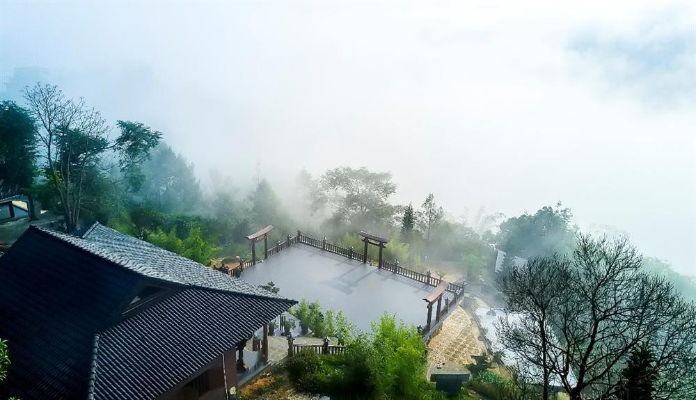 Nhóm phụ nữ mặc đồ hở, tạo dáng chụp ảnh ở chùa Linh Quy Pháp Ấn-3