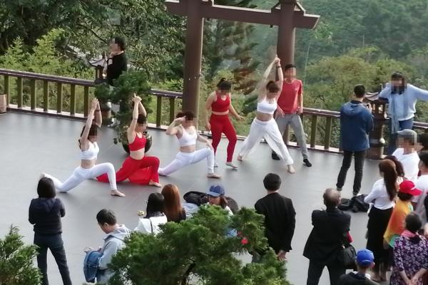 Diện áo cúp ngực, quần đùi đi lễ chùa, cô gái trẻ bị ném đá dữ dội-12