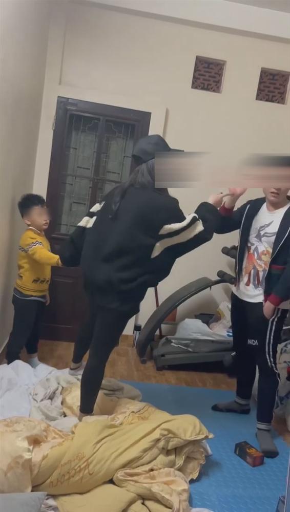 Loạt clip đấu tố trước mặt con của cặp vợ chồng hot Hà thành: Xót xa biểu cảm đứa bé-4